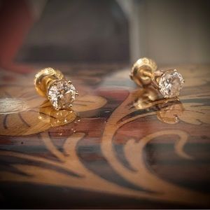 Diamond stud earrings- stunning!💎
